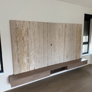 ZIDNA OBLOGA TRAVERTINO iza TV-a