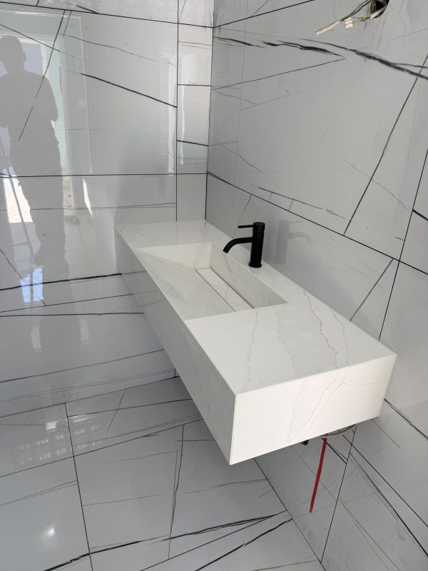 KOSI UMIVAONIK 140x50x20 QUARTZ KVARC Calacatta Oro Classic