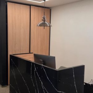 RECEPCIJA ŠANK PULT QUARTZ KVARC Nero Marquina